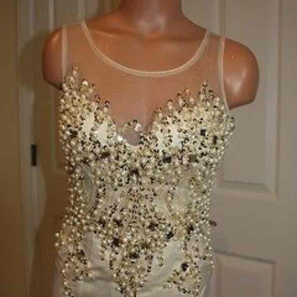 This gown is gorgeous with mesh inlay Size 4 NEW